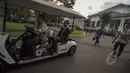 Presiden Joko Widodo (Jokowi) menaiki golf car saat akan menggelar rapat terbatas bersama para menteri Kabinet Kerja di Kantor Presiden, Jakarta, Senin (6/4/2015). Rapat membahas tentang ketersediaan beras nasional (Liputan6.com/Faizal Fanani)
