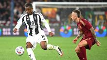 Bek Juventus asal Prancis Pierre Kalulu (kiri) berebut bola dengan bek Roma asal Spanyol Jose Tasende selama pertandingan sepak bola Seri A Italia AS Roma vs Juventus di Stadion Olimpiade di Roma pada 6 April 2025.Alberto PIZZOLI / AFP