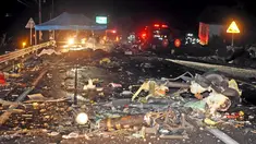 Reruntuhan helikopter Apache milik Amerika Serikat terlihat jatuh di Wonju , Korea Selatan , Senin (23/11). Petugas kepolisian setempat menyebutkan bahwa kecelakaan ini menewaskan seorang pilot dan seorang kru pesawat. (REUTERS/Park Young - seo/Yonhap)