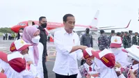Presiden Jokowi dan Ibu Iriana menemui siswa SD di Bandara Internasional Sultan Aji Muhammad Sulaiman Sepinggan, Kota Balikpapan, pada Jumat, (24/2/2023). (Foto: Sekretariat Presiden)