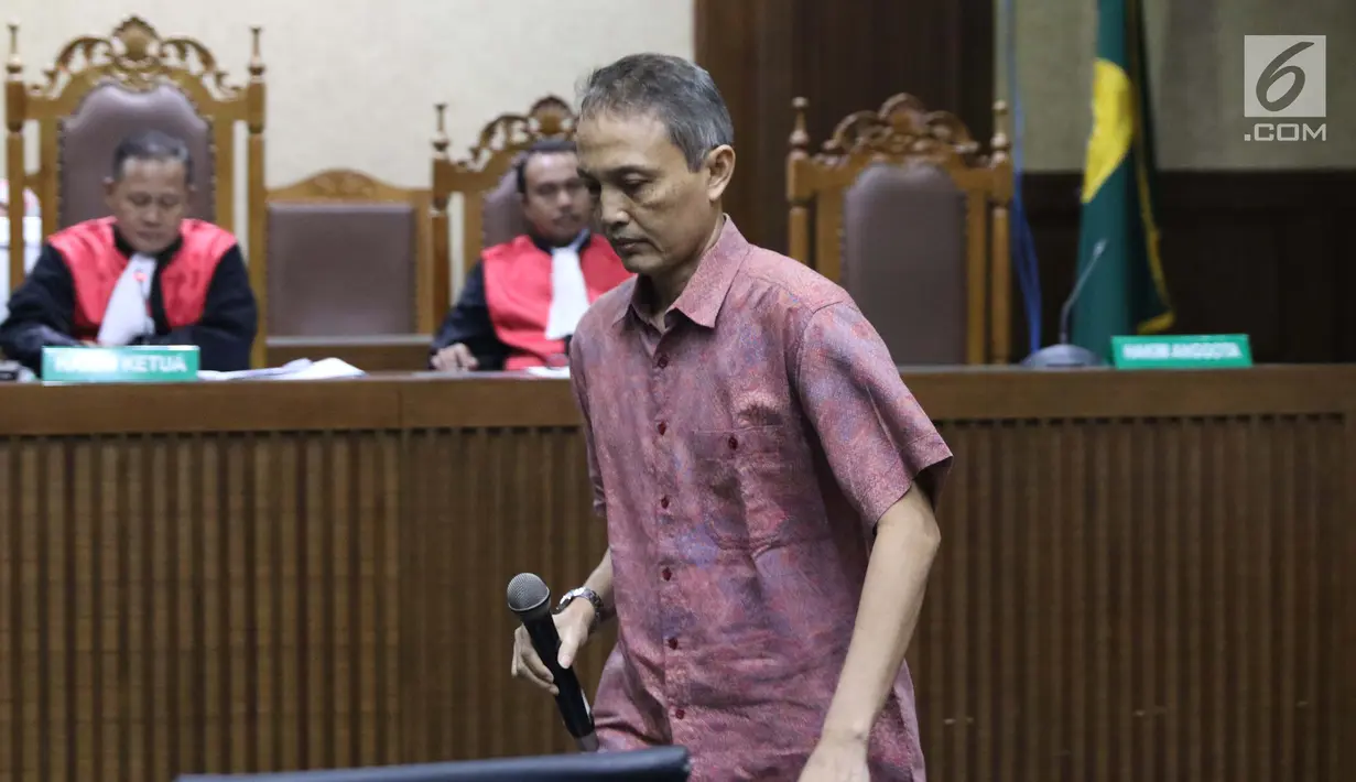 Mantan Direktur Produksi dan Teknologi Krakatau Steel Wisnu Kuncoro saat menjalani sidang dakwaan di Pengadilan Tipikor, Jakarta, Rabu (14/8/2019). Wisnu Kuncoro didakwa menerima suap terkait persetujuan proyek pengadaan dua unit boiler berkapasitas 35 ton. (Liputan6.com/Helmi Fithriansyah)