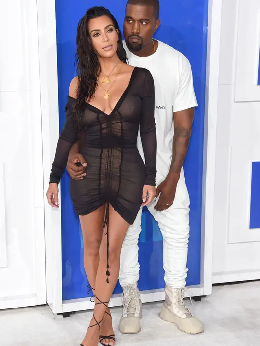 Kedatangan Jonathan hari itu bermaksud memberikan dukungan dan ketenangan untuk sahabatnya, Kim. Pasalnya, artis seksi itu cukup trauma dengan musibah yang menimpanya. (AFP/Bintang.com)