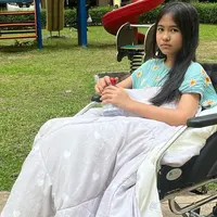 Kejadian tragis dialami oleh Puteri Rafasya. Artis cilik asal Malaysia itu sempat mengalami kelumpuhan akibat keisengan temannya di lokasi syuting. Saat mau duduk, kursinya ditarik hingga membuatnya terjatuh. Hal tersebut membuat Puteri menjalani perawatan hingga sekarang. [Instagram/puterirafasya1]