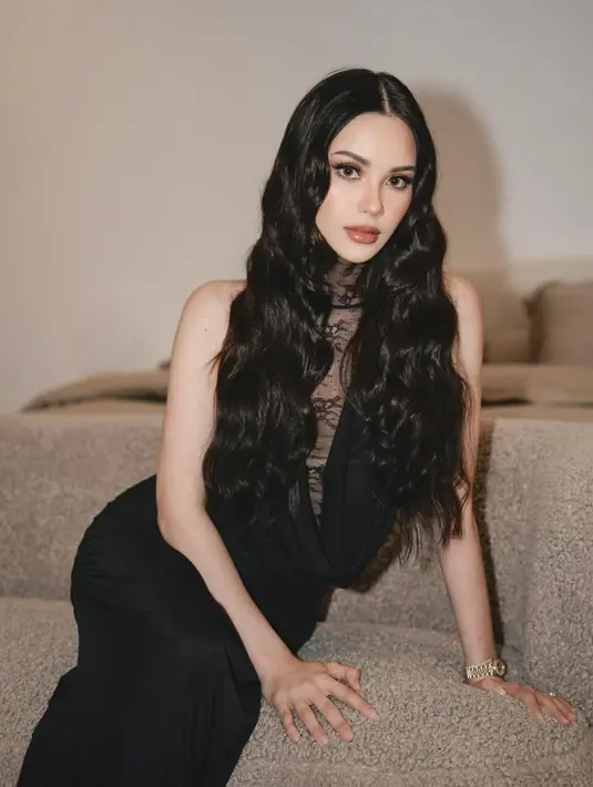 Hasilnya, wajah Alyssa tampak seperti putri duyung dari dunia gothic modern, penuh pesona sekaligus misteri. [@almaarijvaniav].