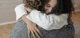 Sahabat Fimela, kebiasaan memulai hari dengan pelukan hangat bukan sekadar gestur sederhana, tetapi juga dapat membantu meningkatkan kesejahteraan emosional, meredakan stres, sekaligus mempererat kedekatan dengan orang terkasih. (Sumber: Pexels).