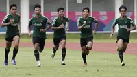 Para pemain Timnas Indonesia U-22, melakukan sprint saat latihan di Stadion Madya Senayan, Jakarta, Selasa (29/1). Latihan ini merupakan persiapan jelang Piala AFF U-22. (Bola.com/Yoppy Renato)