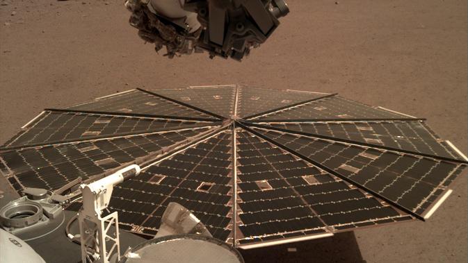 Pemandangan lain dari dalam InSight ketika wahana NASA ini berswafoto di atas permukaan Mars. (NASA/JPL-Caltech)