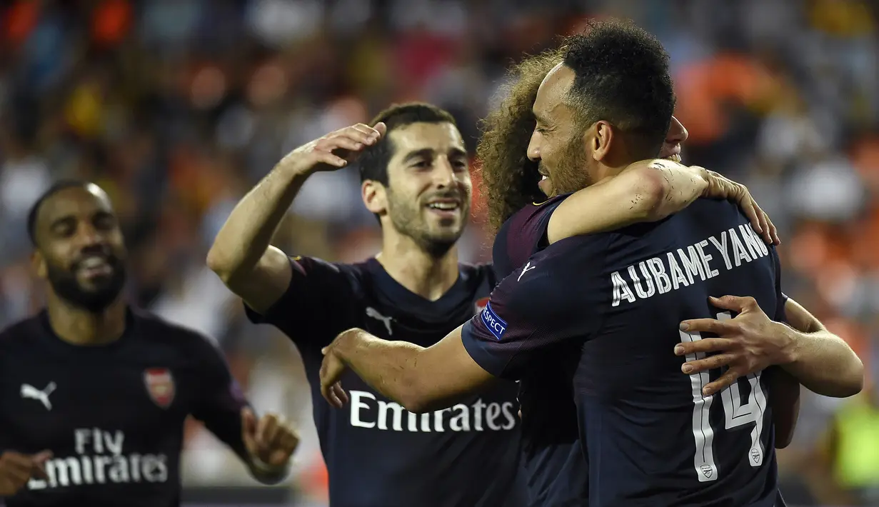 Para pemain Arsenal melakukan selebrasi usai lolos ke final Liga Europa setelah mengalahkan Valencia di Stadion Mestalla, Valencia, Kamis (9/5). Arsenal unggul agregat 7-3 atas Valencia. (AFP/Jose Jordan)