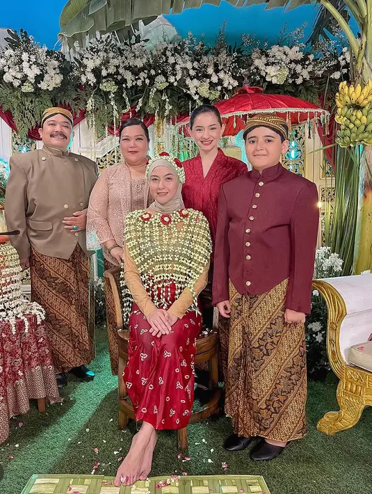 Seperti pernikahan pada umumnya, Revalina juga mengadakan siraman. Dengan outfit seperti siraman seperti biasanya. [@vatemat]