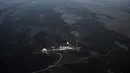 Observatorium Mauna Loa terlihat dari udara di atas Gunung Api Mauna Loa dekat Kailua-Kona, Hawaii, Senin (12/12/2022). Dengan statusnya yang kini berubah menjadi waspada, letusan Mauna Loa masih berlangsung, tetapi menimbulkan bahaya terbatas. (Robyn BECK / AFP)