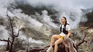 Hobi Travelling ke Alam, Ini Momen Angela Gilsha di Kawah Ratu Gunung Salak