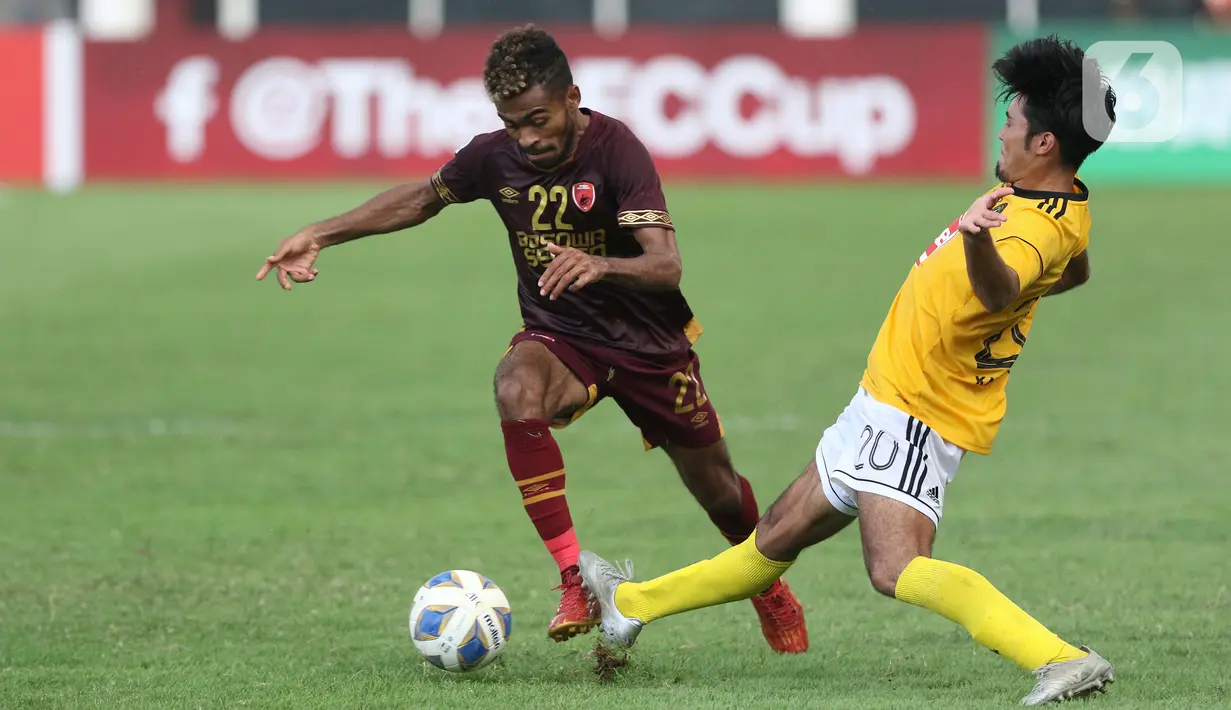 Pemain depan PSM Makassar, Yakob Sayuri (kiri) mencoba lolos dari adangan penyerang Kaya FC-Iloilo, Daizo Horikoshi pada lanjutan kualifikasi Grup H Piala AFC 2020 di Stadion Madya Gelora Bung Karno, Jakarta, Selasa (10/3/2020). Laga kedua tim berakhir imbang 1-1. (Liputan6.com/Helmi Fithriansyah)