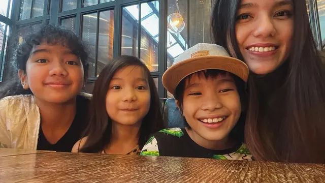 6 Momen Sheila Marcia Momong Keempat Anaknya, Mama Idaman