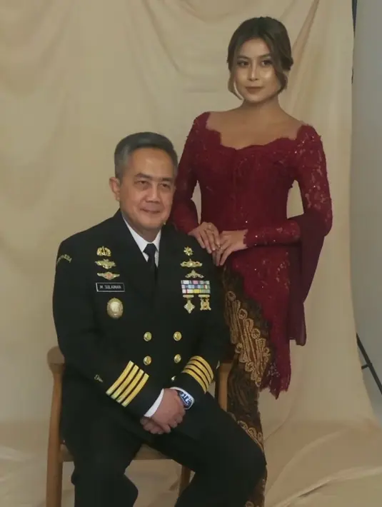 Karin pun berfoto bersama sang ayah yang gagah mengenakan baju seragam TNI AL. [@sanchez.beautymakeup]