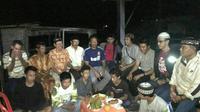  Lima pemuda yang berfoto salat bak orang mabuk mengaku tak mengetahui aksi tak etis mereka direkam seorang kawan dan diunggah ke Facebook. (Liputan6.com/Fauzan)