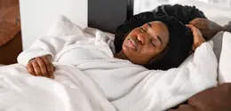 Kebiasaan simpel sebelum tidur untuk menjaga rambut tetap sehat berkilau. [Dok/Pexels.com/PNW Production].