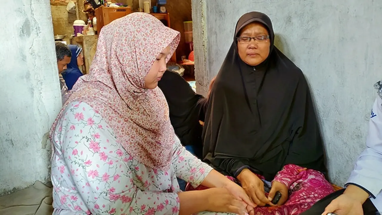 Anniisa dan ibunya Sudarsih menunggu kabar pencarian ayahnya yang menjadi kapal karam
