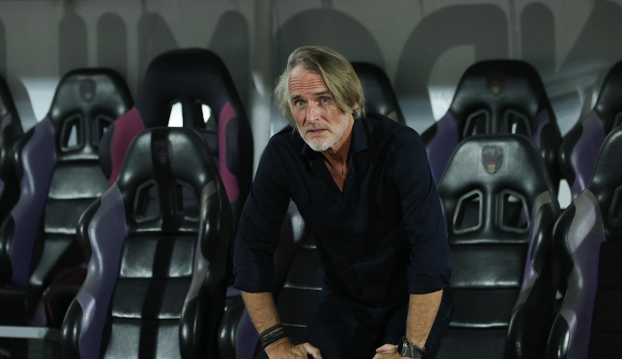 Pelatih Dewa United, Jan Olde Riekerink saat memimpin laga melawan Persita pada lanjutan BRI Super League 2025/2026 di Stadion Indomilk Arena, Tangerang, Banten, Kamis (26/2/2026). (Bola.com/M Iqbal Ichsan)