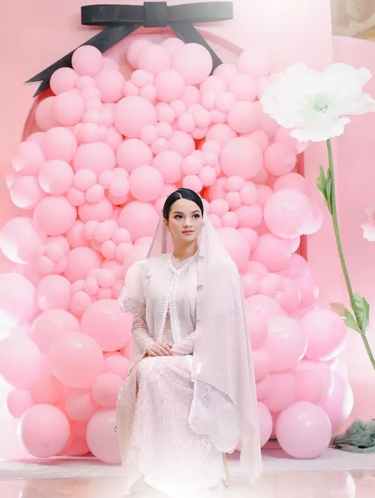 Sabrina Anggraini juga tampil semakin cantik mengenakan kerudung yang menutupi kepalanya dengan syal serasi. [Foto: Instagram/sabrinaanggraini]