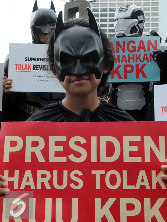 Sejumlah aktivis mengenakan kostum supehero melakukan aksi menolak revisi UU KPK,Jakarta, (21/02). Mereka mengenakan 10 kostum superhero  Yaitu kostum Superman, Spidergirl, Batman, Zorro, Ironman dan Ranger. (Liputan6.com/Helmi Afandi)