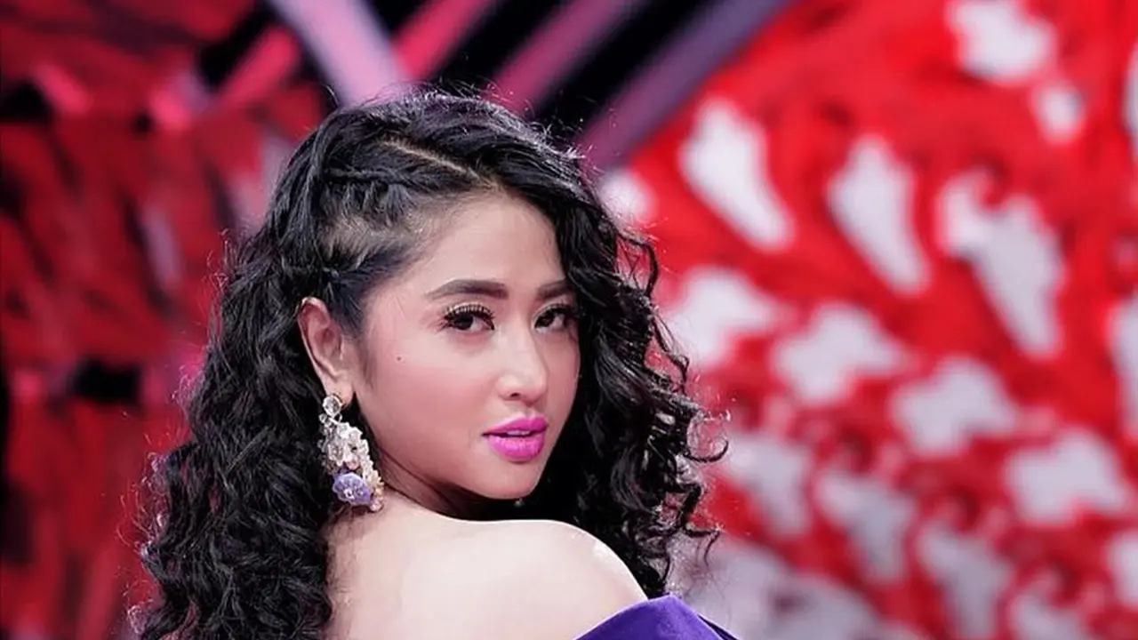 Cantiknya Dewi Perssik dalam Berbagai Model Rambut
