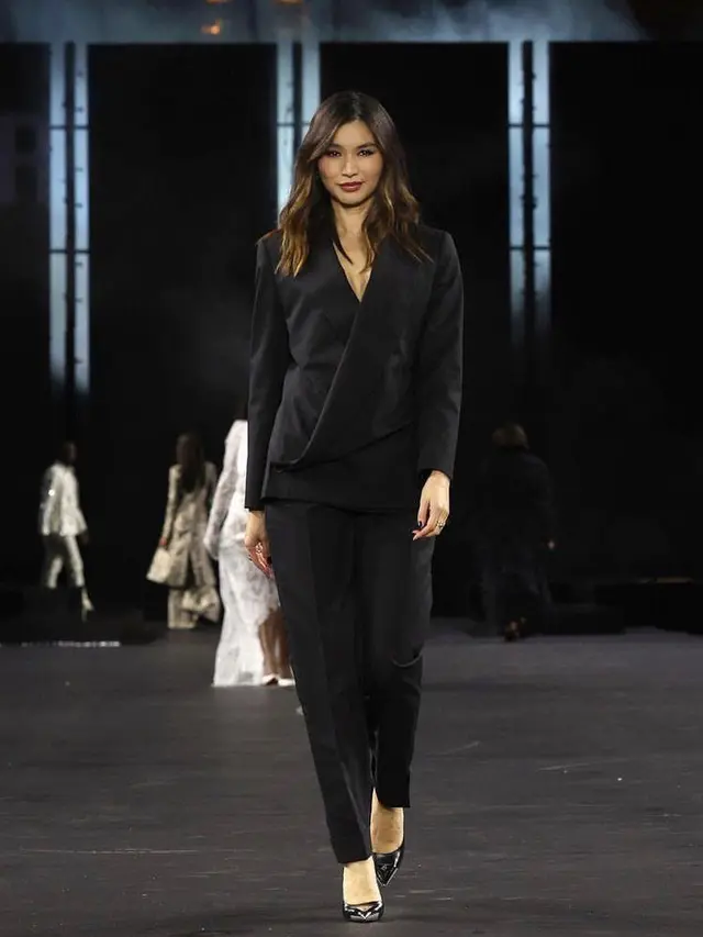 Adu Gaya 6 Seleb Melenggang di Paris Fashion Week, Ariel Tatum hingga Eva Longoria