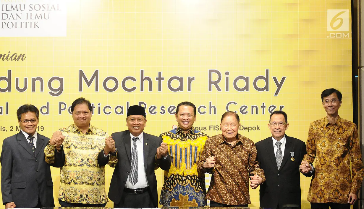 Menteri Perindustrian Airlangga Hartarto, Menristekdikti Mohamad Nasir, Ketua DPR Bambang Soesatyo dan Chairman Lippo Group Mochtar Riady saling bergandengan tangan usai peresmian pembangunan kembali Gedung C FISIP Universitas Indonesia (UI) di Depok, Kamis (2/5/2019). (Liputan6.com/Herman Zakharia)