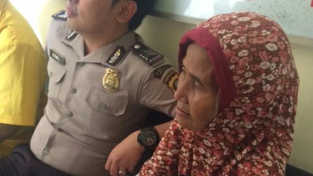 Nenek Penjual Kerupuk Tertipu Uang Mainan  Milik Warga 