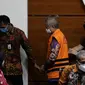Hakim Agung, Sudrajad Dimyati (rompi oranye) usai dihadirkan saat rilis penetapan penahanan di Gedung KPK Jakarta, Jumat (23/9/2022). Hakim Agung Sudrajad Dimyati ditahan KPK usai menjalani pemeriksaan sebagai tersangka terkait penanganan perkara di Mahkamah Agung (MA). (Liputan6.com/Helmi Fithriansyah)