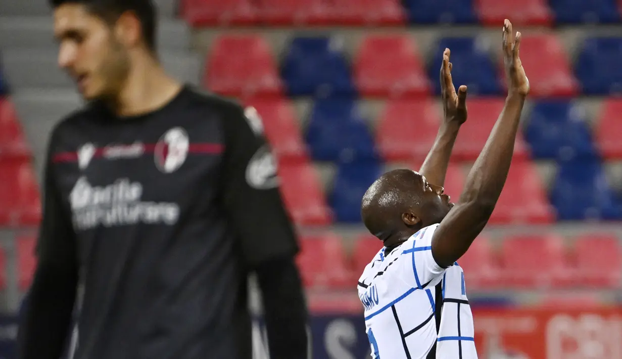 Striker Inter Milan, Romelu Lukaku, melakukan selebrasi usai mencetak gol ke gawang Bologna pada laga Serie A di Stadion Renato Dall'Ara, Sabtu (3/4/2021). Inter Milan menang dengan skor 1-0. (Massimo Paolone/LaPresse via AP)