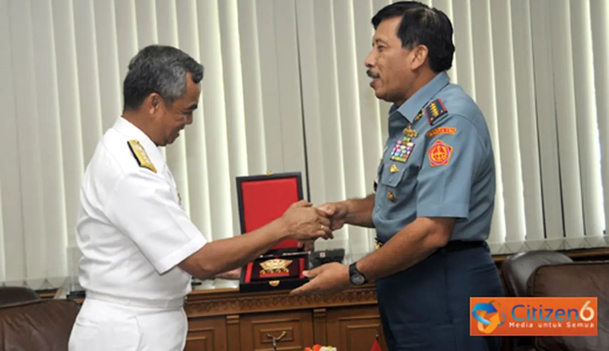 Citizen6, Jakarta: Penyerahan Plakat dari Kepala Staf Angkatan Laut (Kasal) Filipina Vice Admiral Alexander P. Pama, AFP kepada Panglima TNI Laksamana TNI Agus Suhartono.