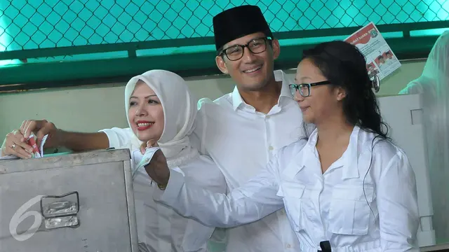 Bersama Keluarga, Sandiaga Mencoblos di TPS 01 Kebayoran Baru