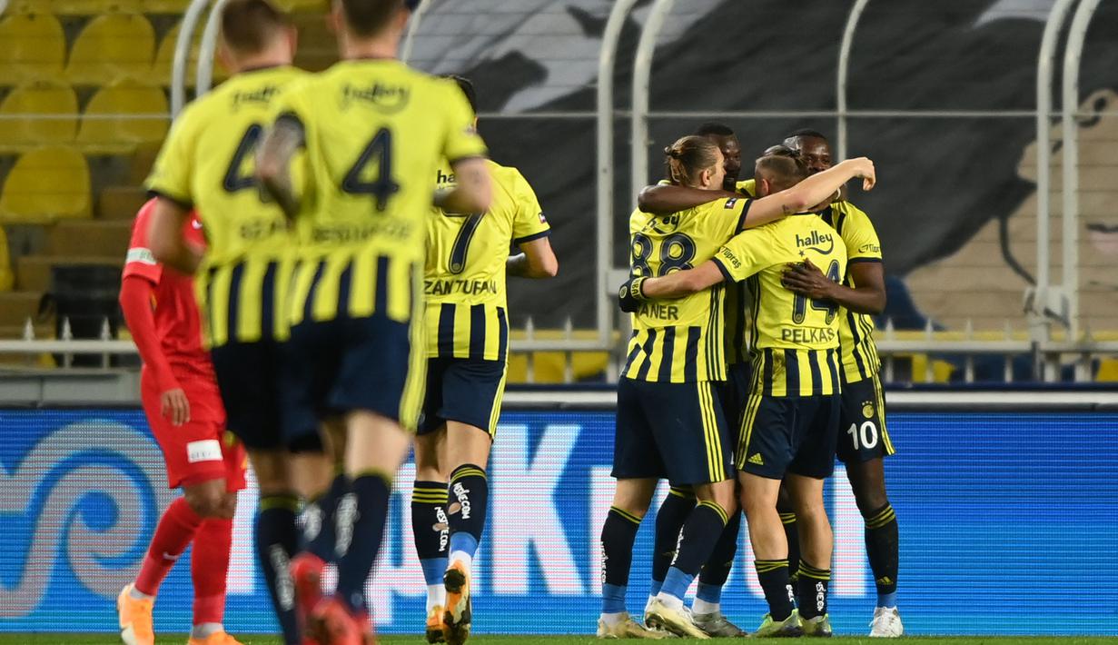 Selebrasi pemain Fenerbahce saat melawan Kaysersispor dalam lanjutan Turkish Super League di Istanbul, Senin (25/1/2021). (Foto: AFP/Ozan Kose)