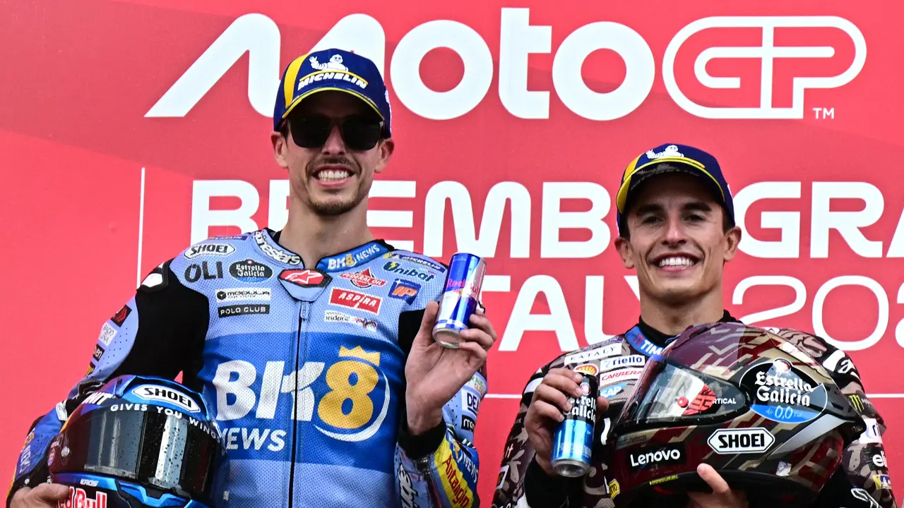 Pembalap Ducati, Marc Marquez (kanan), dan pembalap BK8 Gresini Racing, Alex Marquez (L), di podium pertama dan kedua MotoGP Italia