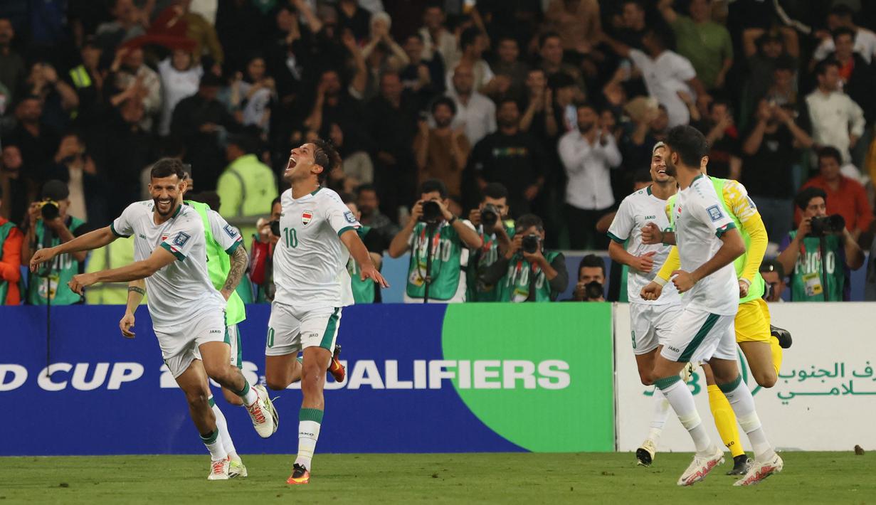 Timnas Irak yang tergabung di Grup F putaran kedua Kualifikasi Piala Dunia 2026 Zona Asia bersama Filipina, Vietnam dan Indonesia, sukses menyapu bersih 6 laga dengan kemenangan dengan mencetak total 17 gol dan kebobolan 2 gol. Mengoleki 18 poin, Irak lolos ke putaran ketiga bersama Indonesia di peringkat kedua dengan koleksi 10 poin.(AFP/Hussein Faleh)