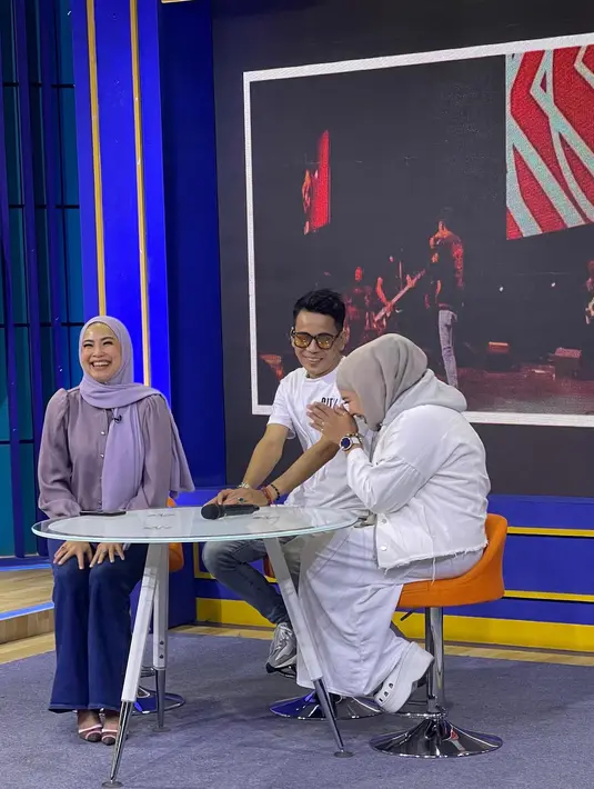 "Aku bilang, 'Pa, enggak. Ini pilihan aku. Aku mencintai laki-laki itu. Baik buruknya, dia akan tetap menjadi suamiku sampai aku menutup mata,'" sambungnya. [Instagram/arisidoll]