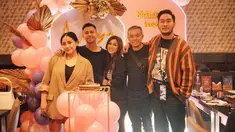 Nisya Ahmad genap berusia 32 tahun pada 17 Oktober 2022 lalu. Dirinya pun mendapatkan kejutan spesial dari suami, keluarga dan para sahabat. (Liputan6.com/IG/@nissyaa)