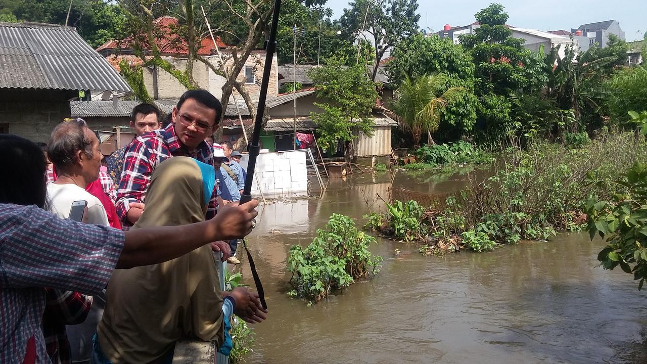 Ahok blusukan ke sekitar kali Kebagusan dan empang.