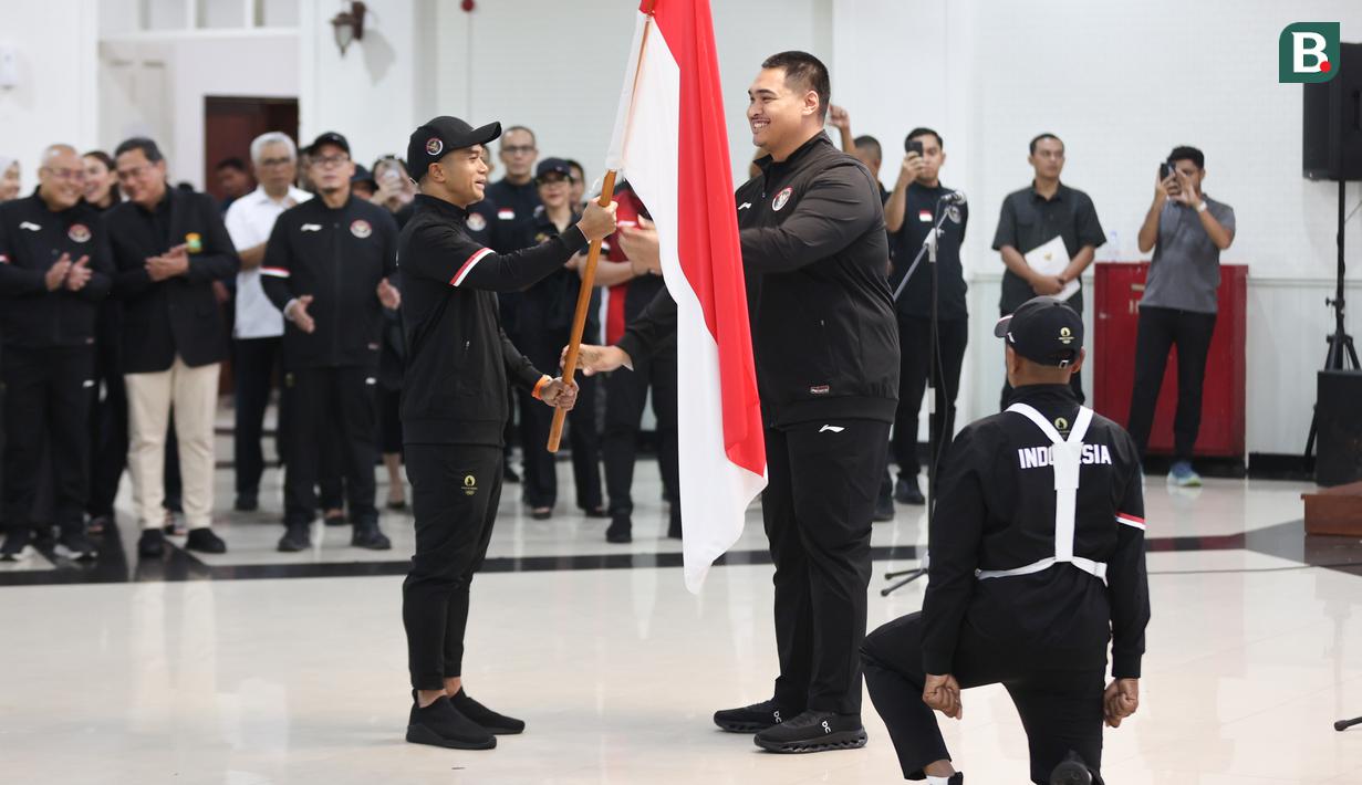<p>Menpora RI Dito Ariotedjo menyerahkan bendera Merah Putih kepada Chef de Mission (CdM) Kontingen Indonesia Anindya Novyan Bakrie dalam upacara Pengukuhan Kontingen Indonesia untuk Olimpiade Paris 2024 di Auditorium Wisma Kemenpora, Jakarta, Rabu (10/7/2024). Sebanyak 29 atlet akan mewakili Indonesia untuk berlaga dalam Olimpiade Paris 2024 pada 26 Juli hingga 11 Agustus 2024 mendatang. (Bola.com/Abdul Aziz)</p>
