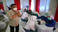Wali Kota Cirebon Nashrudin Azis saat memantau vaksinasi di SMAN 7 Kota Cirebon. Foto (Liputan6.com / Panji Prayitno)
