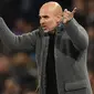 Pelatih Manchester City, Pep Guardiola memberi instruksi ke pemainnya saat bertanding melawan Shakhtar Donetsk selama pertandingan grup F Liga Champions di stadion Etihad, Inggris (7/11). City menang 6-0 atas Shakhtar Donetsk. (AFP Photo/Oli Scarff)