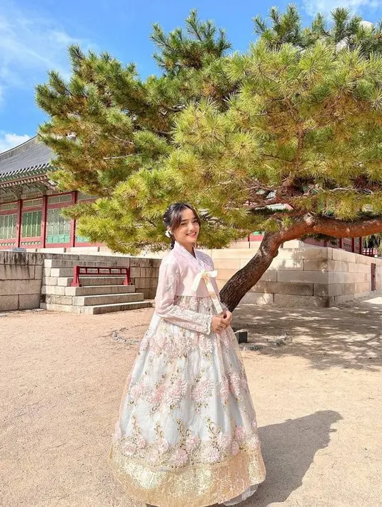 <p>Fuji tampil menawan dengan mengenakan hanbok berwarna pink. Ia menyempurnakan penampilannya dengan ornamen tali pengikat rambut. [Foto: instagram.com/fuji_an]</p>