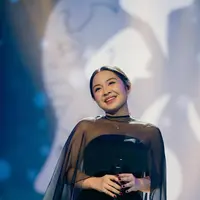 Lihat di sini gaya serba hitam Bernadya di atas panggung. [@bernadyaribka].