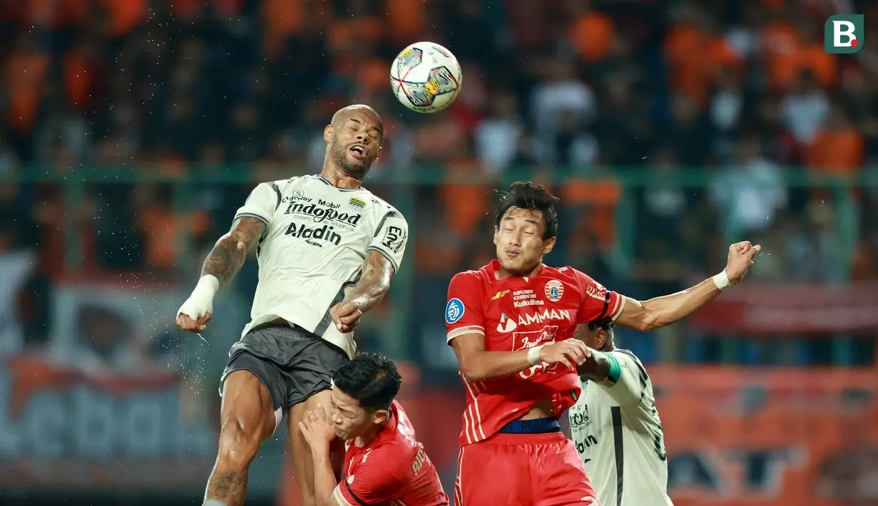 <p>Pemain Persib Bandung, David Da Silva (kiri), berebut bola di udara dengan pemain Persija Jakarta, Hansamu Yama, dalam dalam laga tunda pekan ke-28 BRI Liga 1 2022/2023 yang berlangsung di Stadion Patriot Candrabhaga, Jumat (31/3/2023). (Bola.com/M Iqbal Ichsan)</p>
