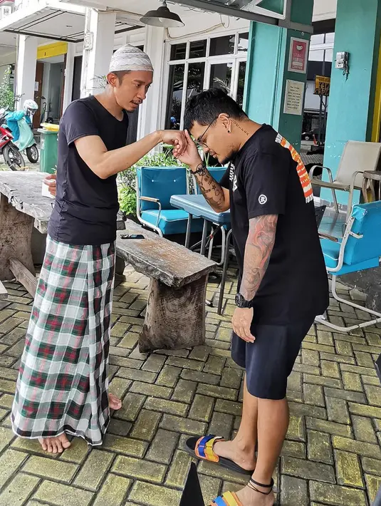 Tak sedikit netizen hingga kalangan sesama artis yang mendoakan Aming untuk selalu konsisten dalam berhijrah. Penampilan Aming sukses bikin pangling netizen yang sudah lama mengenalnya. (Liputan6.com/IG/amingisback)