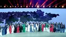Para desainer dan model menyapa audiens di penghujung acara peragaan busana Desainer Zhang Zhaoda dan putrinya, Zhang Kaihui, dalam Beijing Fashion Week di Beijing, ibu kota China (15/9/2020). (Xinhua/Chen Jianli)