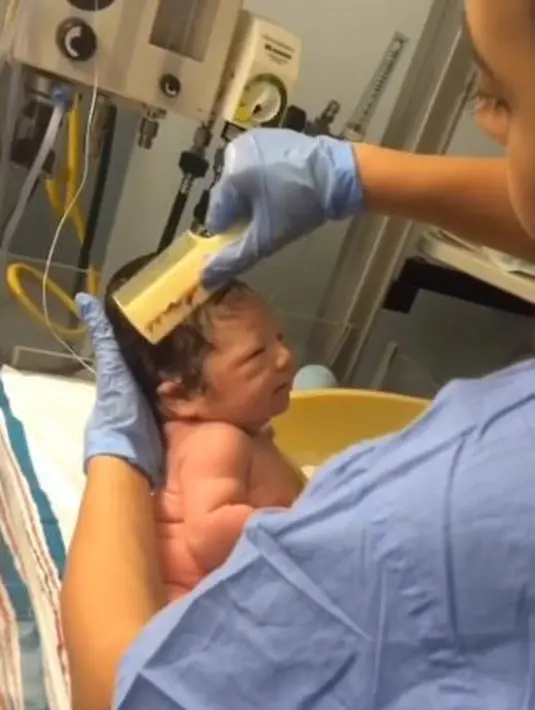 Pada kesempatan itu, Jessica pun mengunggah beberapa foto tumbuh kembang El Barack. Foto sang anak saat masih bayi pun tampak sangat lucu. (Instagram/inijedar)