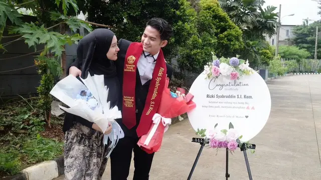 6 Potret Rizki DA Lulus Sidang Skripsi Didampingi Hersa Rahayu, Jadi Hadiah Ultah