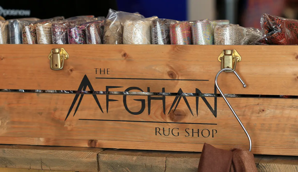 Syal Afghanistan dijual di The Afghan Rug Shop, Hebden Bridge, Inggris, 20 Agustus 2021. Menurut pemilik The Afghan Rug Shop yang juga mantan prajurit James Wilthew, ada sekitar 200 keluarga yang didukung oleh perusahaannya, The Afghan Rug Shop. (LINDSEY PARNABY/AFP)