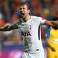 Penyerang Tottenham Hotspur, Harry Kane mencetak hattrick saat melawan APOEL Nicosia pada grup H Liga Champions di stadion GSP, Nicosia, Siprus (26/9). Spurs menang 3-0. (AP/Petros Karadjias)